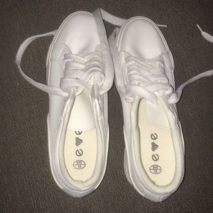 Cute white shoes !
